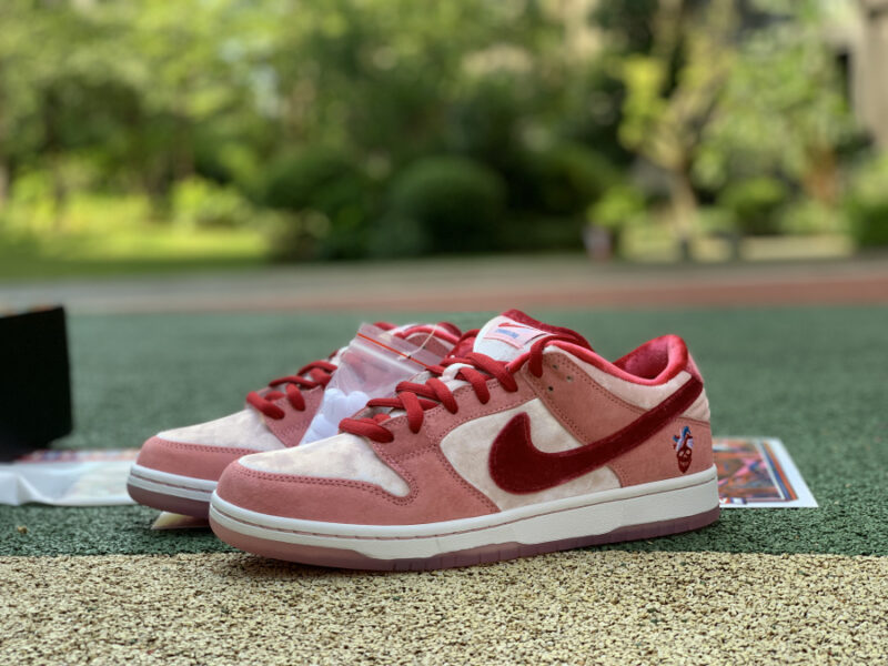 Nike SB Dunk Low StrangeLove Skateboards (Special Box) - Image 4